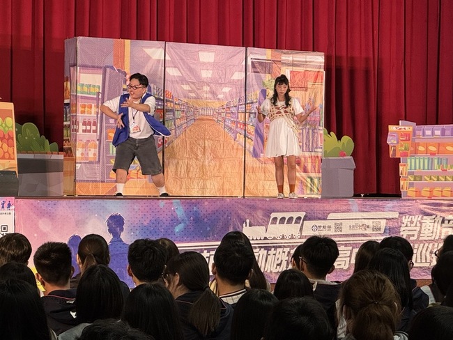 勞動教育列車前進雲林　學生從話劇認識勞動權益 | 華視新聞