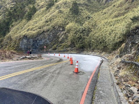 合歡山「水晶宮」路面易結冰 警方提醒放慢車速