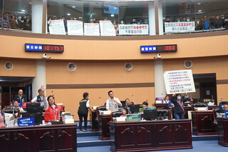 花蓮總預算案未列重建經費　議員當災民面激烈爭執