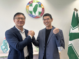 民進黨中市黨團總召交接　周永鴻強調監督選舉並重