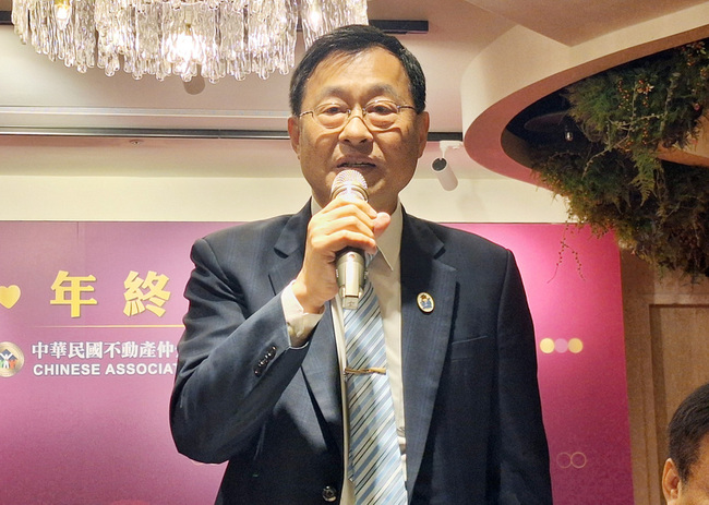 房仲公會估2026年房市價平量縮　代表字為「卡」 | 華視新聞