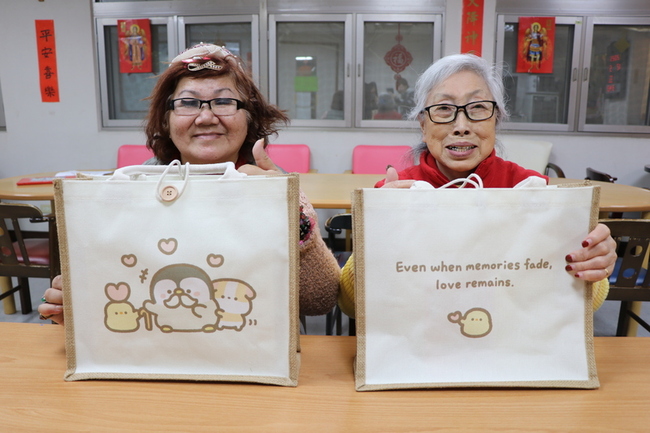 插畫家助募款照護失智長者　陪伴為題傳遞支持 | 華視新聞