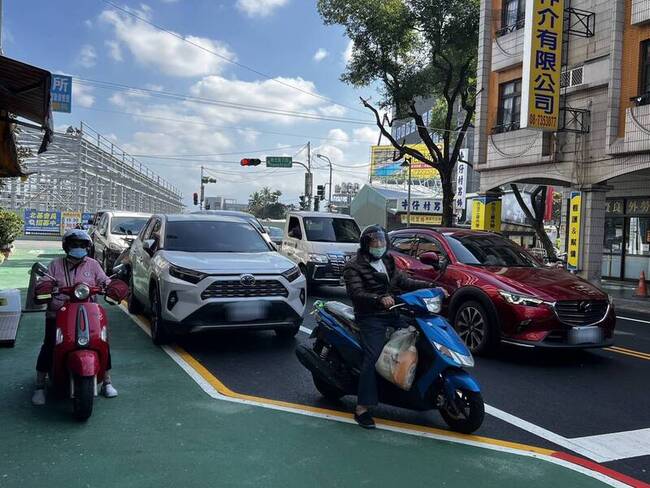 屏東劃設人行道、停車彎　標線不直觀又塞車引議 | 華視新聞