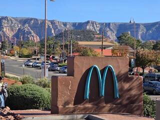 全球唯一藍色麥當勞　網紅打卡點離台積電不遠