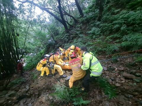 男子獨攀基隆龍門谷 失足摔落邊坡受困2天獲救
