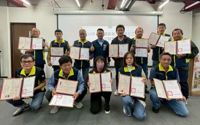 高雄市桃源里成立獼猴巡守隊　志工結訓投入宣導 | 華視新聞