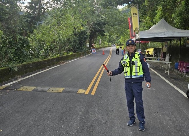 轉彎停等紅燈方向燈不能斷　違者罰1200元以上 | 華視新聞