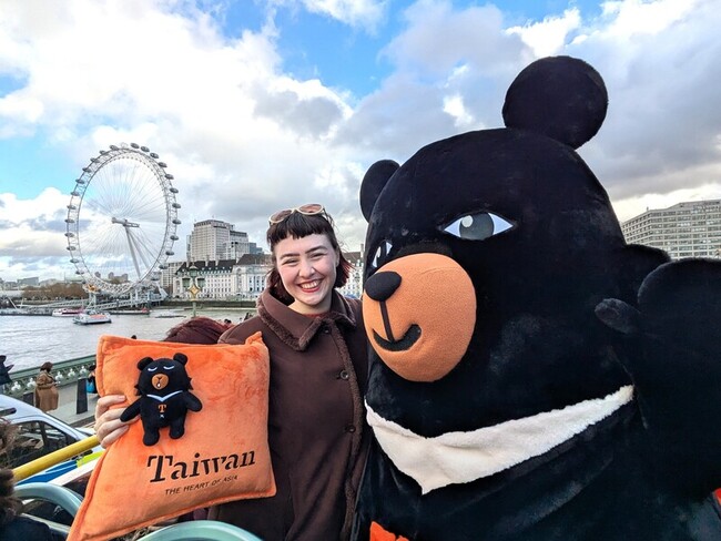 英國插畫家為台灣設計倫敦巴士廣告　傳送寶島溫暖 | 華視新聞