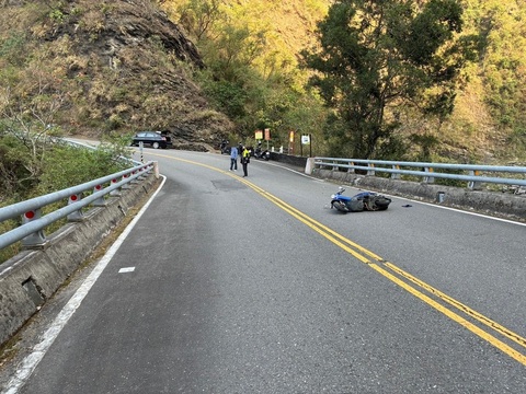 8旬婦騎機車疑自撞護欄 墜落屏東霧台鄉橋下