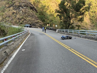 8旬婦騎機車疑自撞護欄　墜落屏東霧台鄉橋下