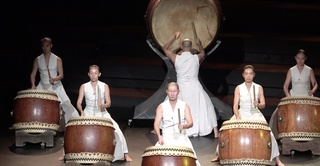 優人神鼓巴黎演出「入夜山嵐」　法觀眾：輕盈又莊嚴