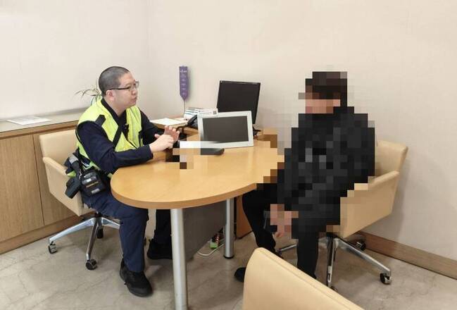 假線上申貸騙存摺及5萬代辦費　台中警銀聯手阻詐 | 華視新聞