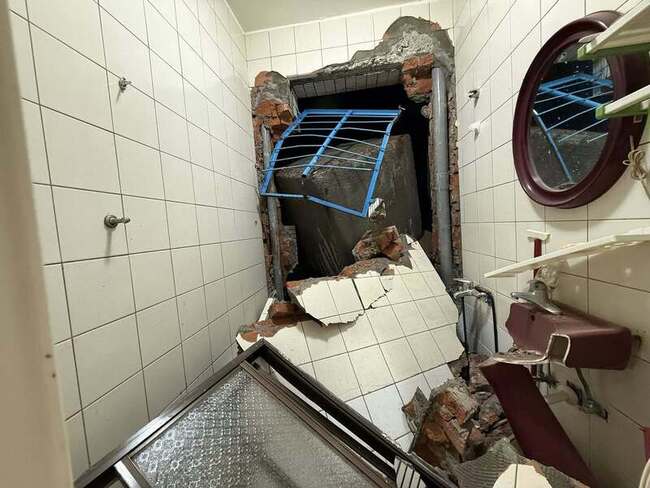 新店搶災便道坍落　混凝土塊撞破民宅外牆幸無人傷 | 華視新聞