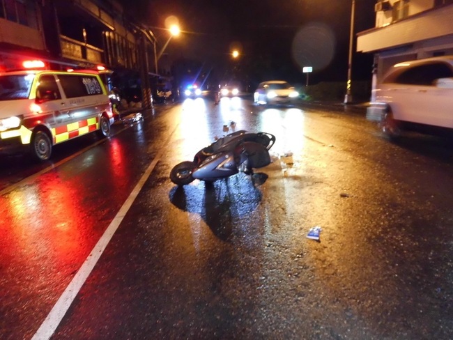 宜蘭三星機車騎士擦撞2過馬路行人　3人送醫 | 華視新聞