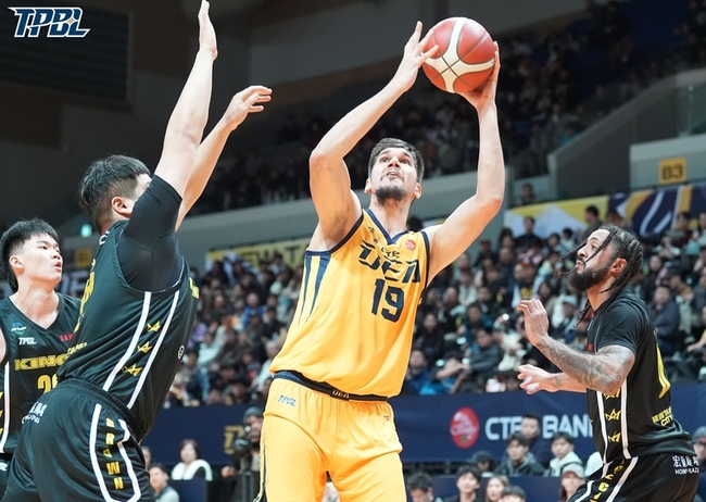 TPBL特攻洋將馬可差點雙20　率隊逆轉國王收3連勝 | 華視新聞