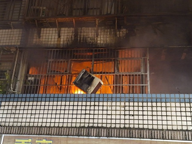 新莊凌晨惡火單親少女疑嗆昏殞命 上夜班父逃一劫慟 | 華視新聞