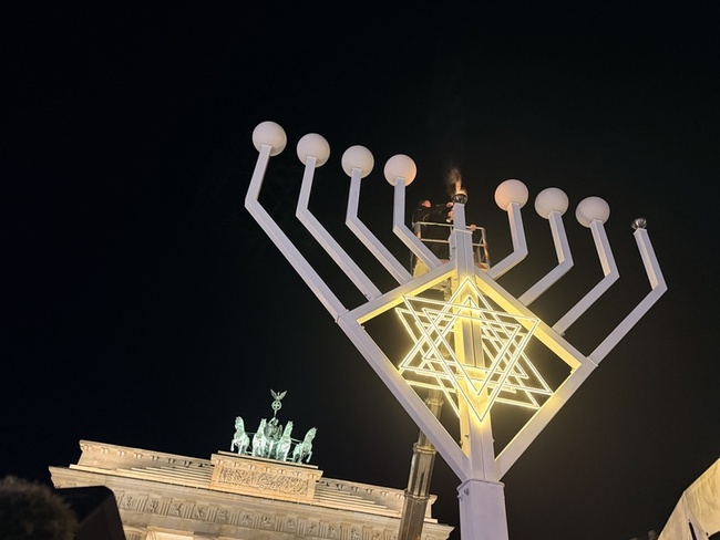 無畏雪梨槍擊　柏林猶太社群點燈慶光明節、悼受難者 | 華視新聞