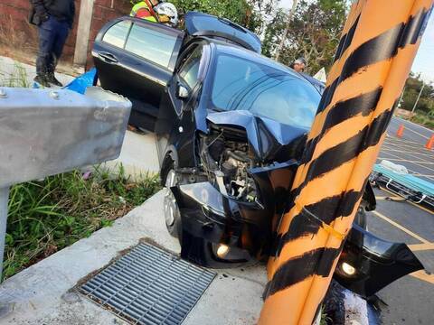 自小客車苗栗自撞電桿 1家4口送醫救治