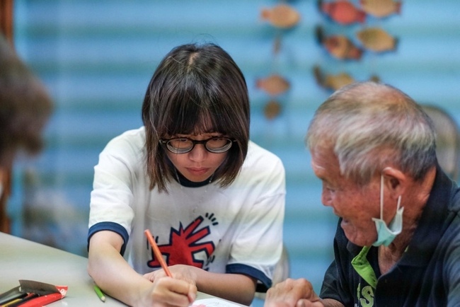 設換購站、改良肥料包裝　青年創意推動牛糞復育 | 華視新聞