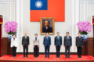 院際國政茶敘鳳梨酥紅棗上桌　盼朝野團結合作