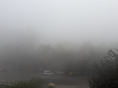 印度德里空污嚴重 能見度趨近於0已60火車誤點