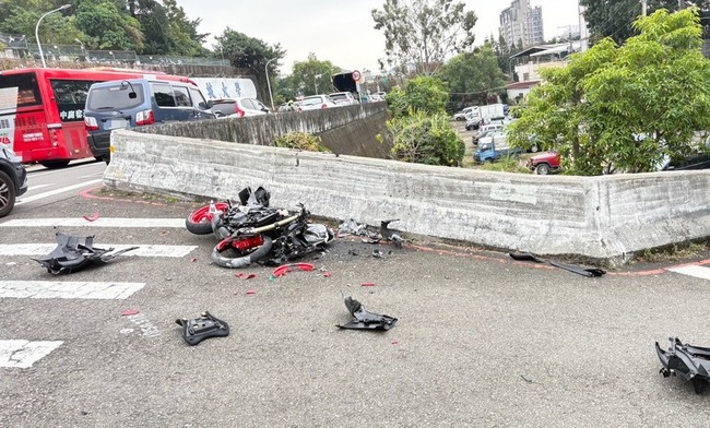 台中20歲重機騎士自撞護欄墜橋車殼碎裂　送醫不治 | 華視新聞