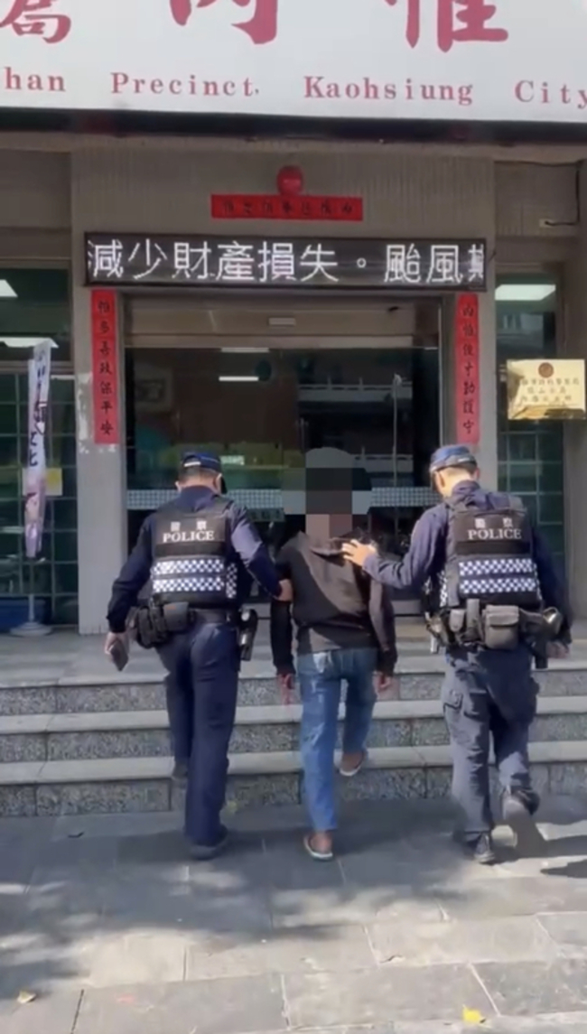 高雄男酒醉闖廟會影響交通　派出所長勸離反被丟鞋 | 華視新聞