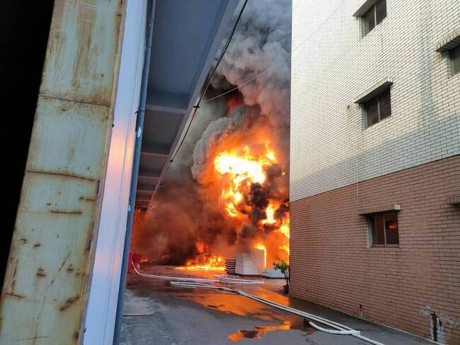 高雄大發工業區塑膠工廠疑機台起火　消防灌救中 | 華視新聞