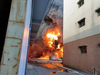 高雄大發工業區塑膠工廠疑機台起火　消防灌救中