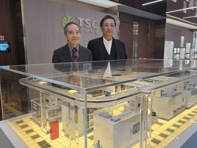 崇越捐3座半導體模型　與清大半導體學院深化產學合作 | 華視新聞