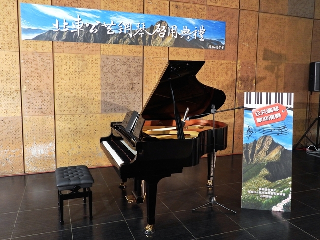 台鐵台北車站公共鋼琴啟用　開放旅客自由演奏 | 華視新聞