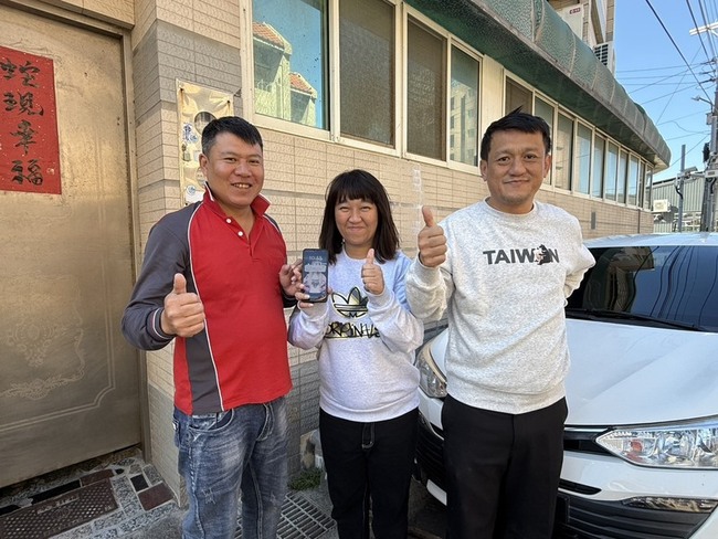 中市清潔隊水溝撈手機交還 失主竟是25年前軍中同袍 | 華視新聞