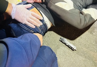 板橋疑行人碰撞　酒意男竟持刀攻擊遭警壓制送辦