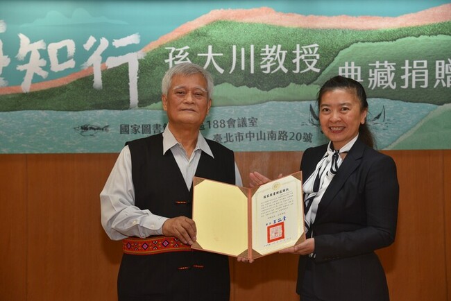 前原民會主委孫大川捐手稿　國圖再添原民重要史料 | 華視新聞