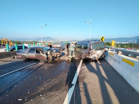 北市洲美快速道路3車連環撞釀2傷 肇因待釐清