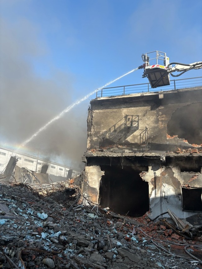 高雄大發工業區工廠延燒19小時　消防處理殘火 | 華視新聞