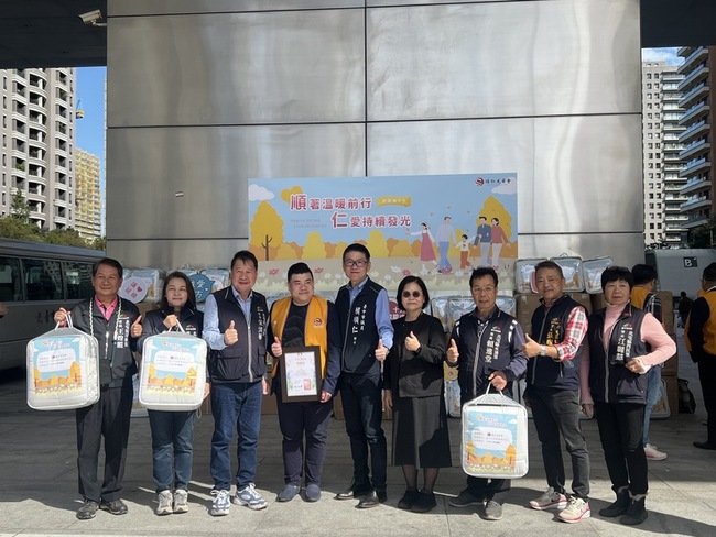 台中順仁兄弟會寒冬送暖　捐十方啟能30萬修路 | 華視新聞