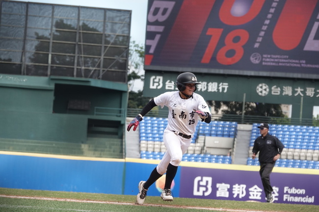 新北U18「游擊柯基」許峰穎2安　跟澳球員英文交流 | 華視新聞