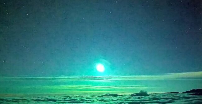 南橫埡口即時影像罕見捕捉到火流星　照亮雲海