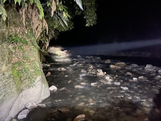 芃芃野溪溫泉遭剷平　宜縣：護岸工程所需未違法