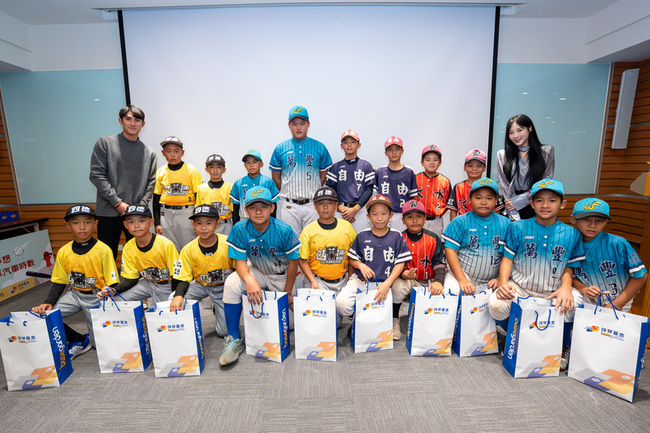 球芽基金中部頒獎典禮　陳文杰勉小球員勇敢追夢 | 華視新聞