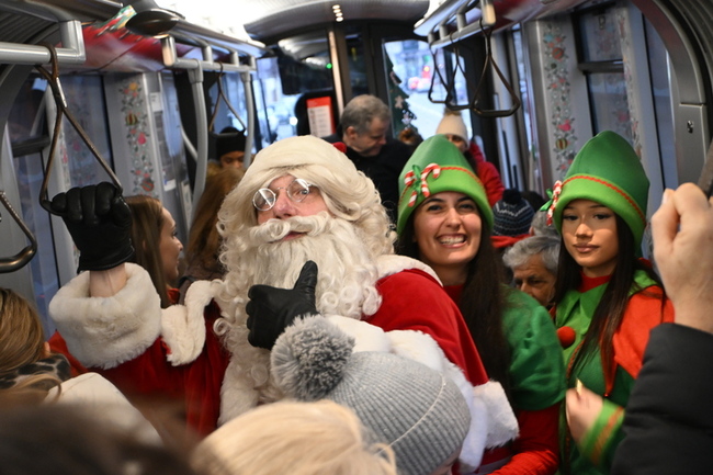 不坐雪橇改搭路面電車　布魯塞爾耶誕老人提前送祝福 | 華視新聞