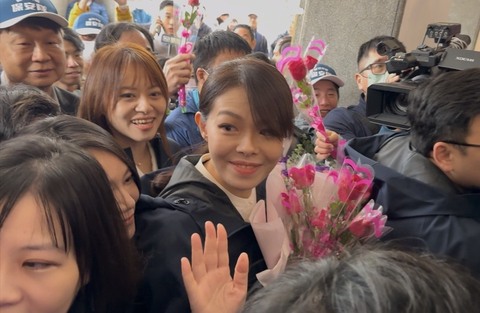 支持者簇擁復職回新竹市府 高虹安:我回來上班了