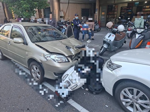 高雄7旬婦開車逆向衝撞 機車女騎士送醫不治