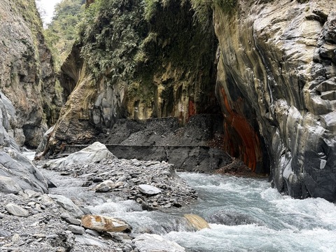 屏東哈尤溪岩壁遭砂石覆蓋 115年遊程暫停