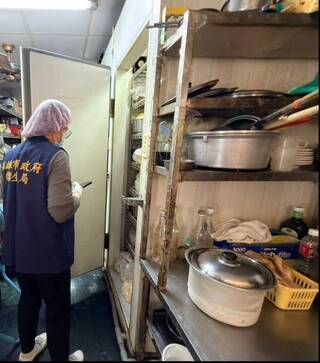 高雄知名腿庫飯員工邊抽菸邊備料　衛生局將開罰