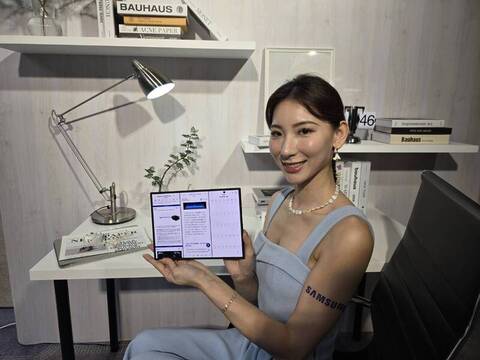 三星首款三摺疊機登台 攤開10吋螢幕售價近9萬元