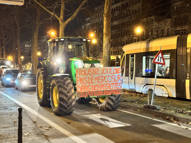 反對與南美簽自貿協議　歐盟農民開拖拉機癱瘓交通 | 華視新聞