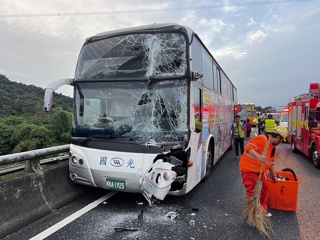 國1七堵段4車追撞6輕傷　南下車流一度回堵 | 華視新聞