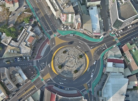 導入多車道螺旋圓環設計　台南新營圓環分流更明確